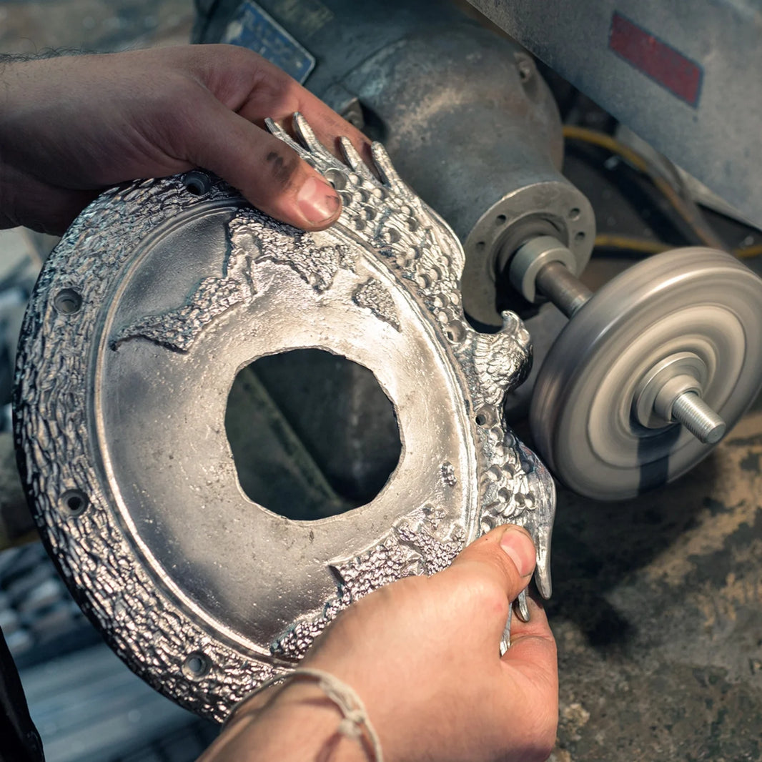 Craftsman Hand Polishing Championship Belt Zinc Alloy Plate on Buffing Machine